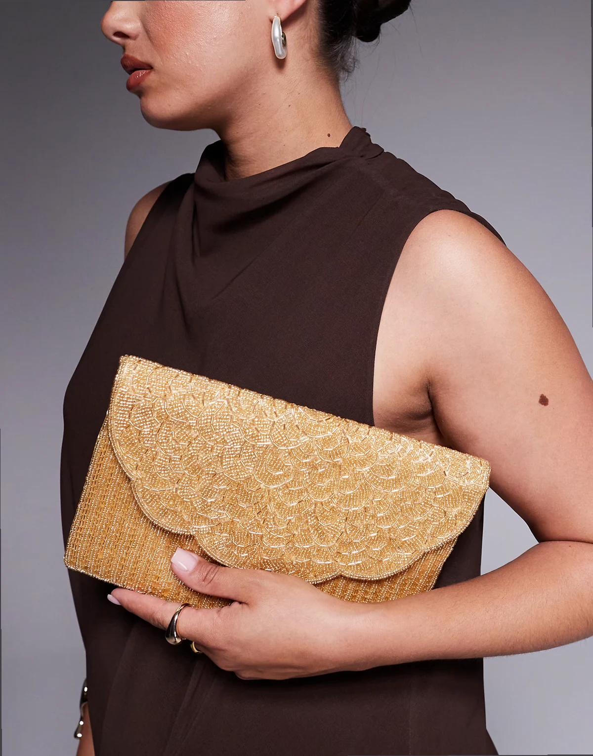 – Verzierte Kuvert-Clutch in Gold