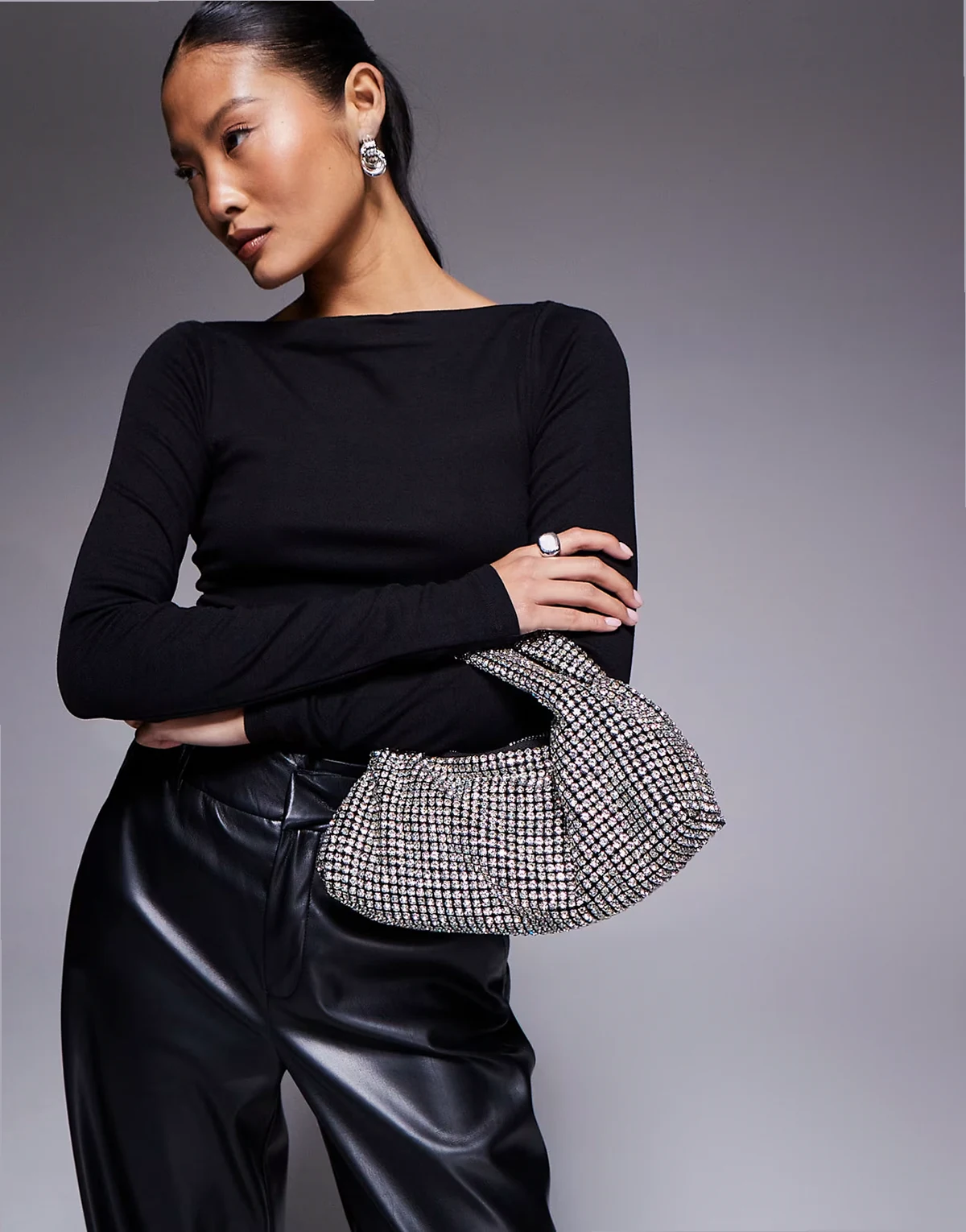 – Srebrna zaokrąglona kopertówka z diamencikami