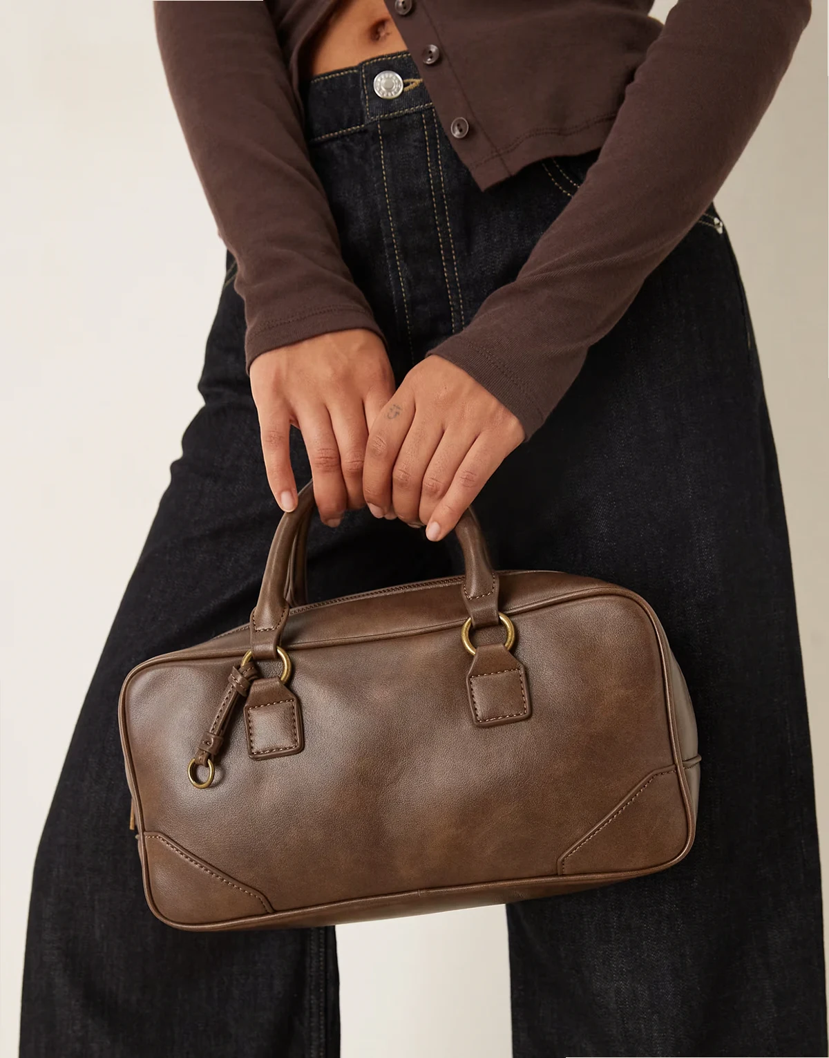 – Brązowa mała torebka bowler z efektem sprania