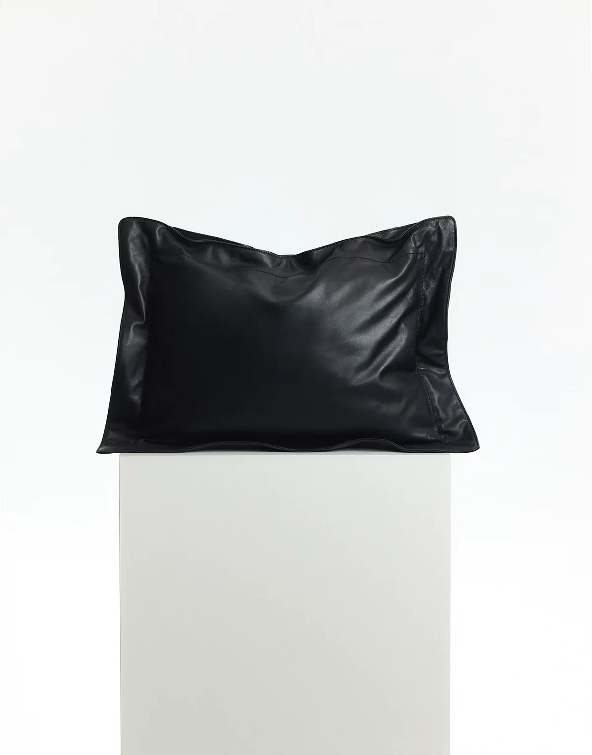 Pillow leather bag in black