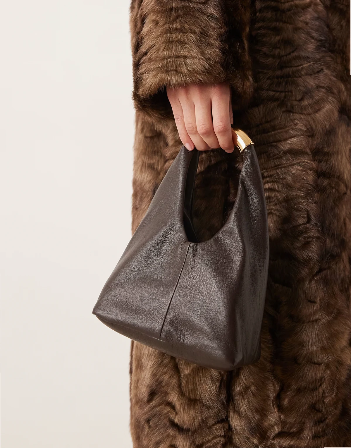 – Czekoladowobrązowa mała torebka z paskiem ze złotym akcentem