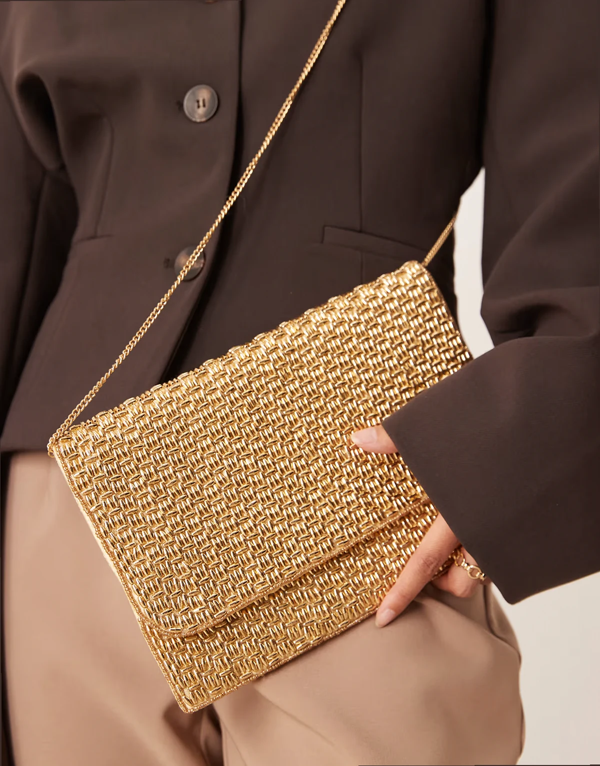 – Strukturierte Umschlag-Clutch in Gold