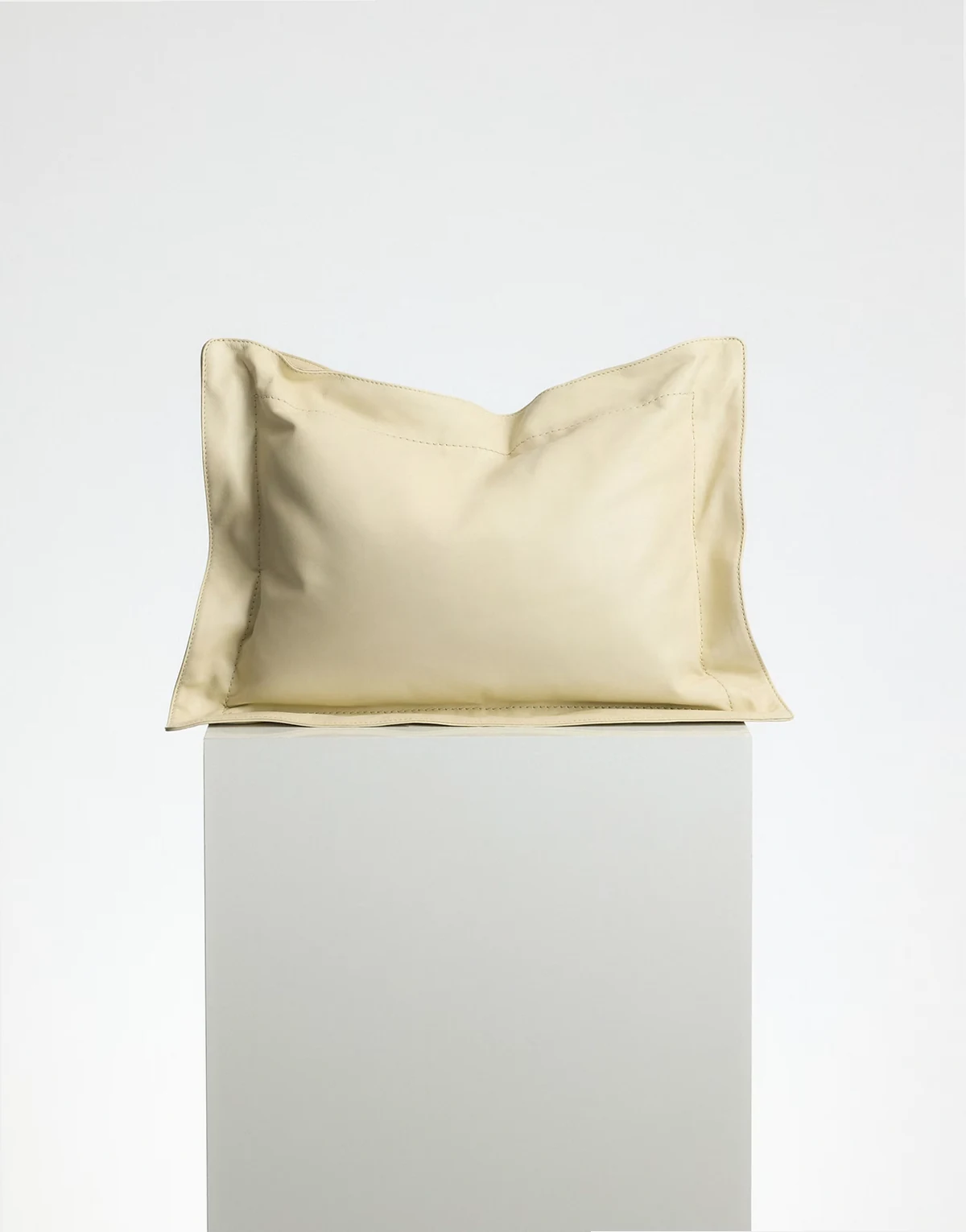 Pillow leather bag in buttermilk