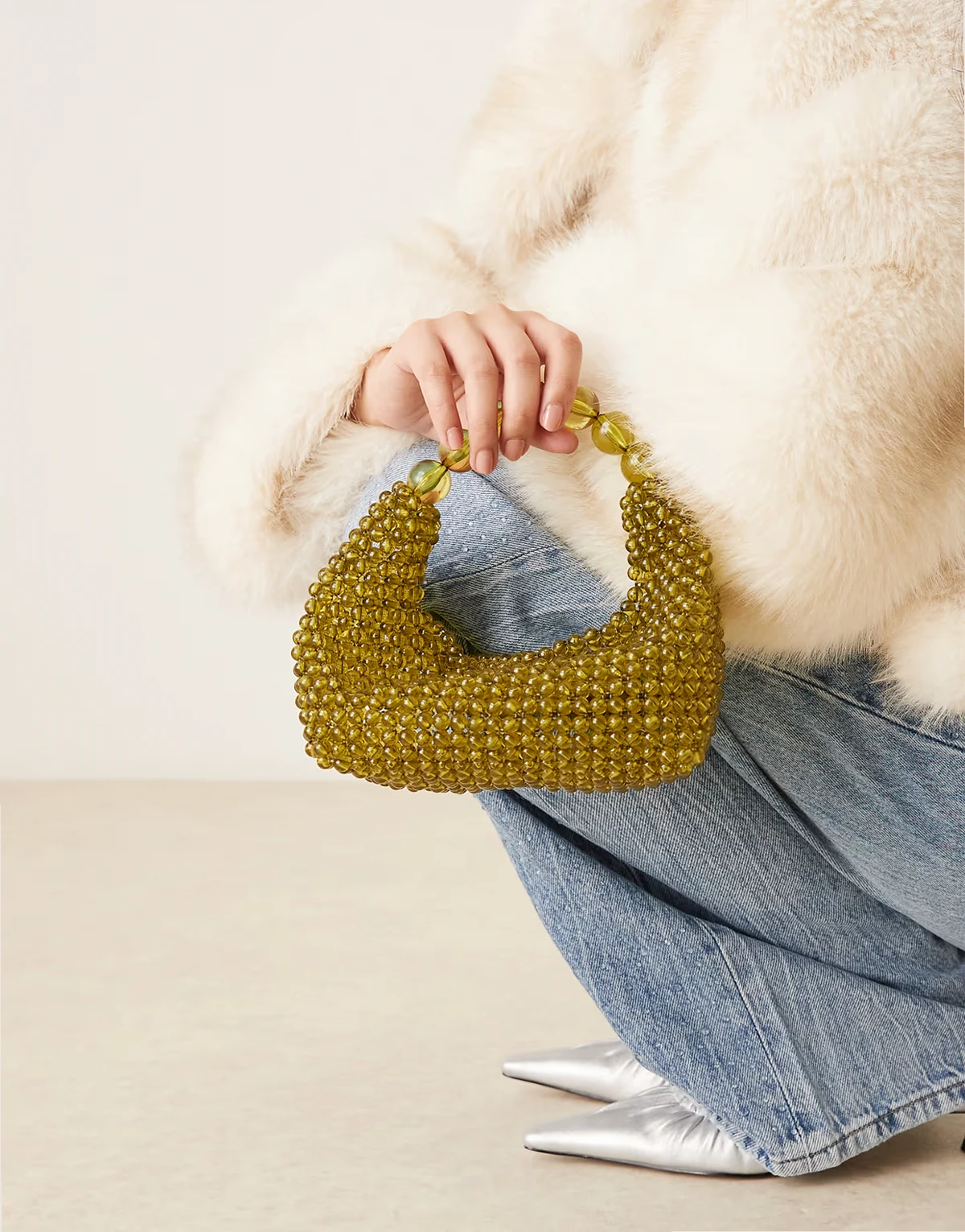 – Zielona nieusztywniana torebka do ręki z uchwytem z koralików