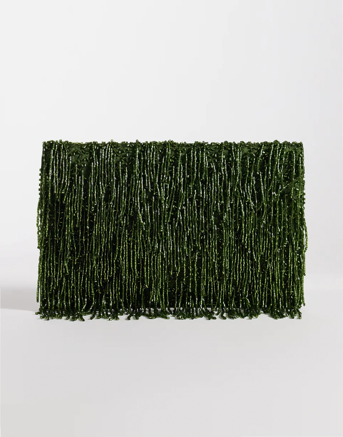 – Mit Fransen verzierte Kuvert-Clutch in Olivgrün