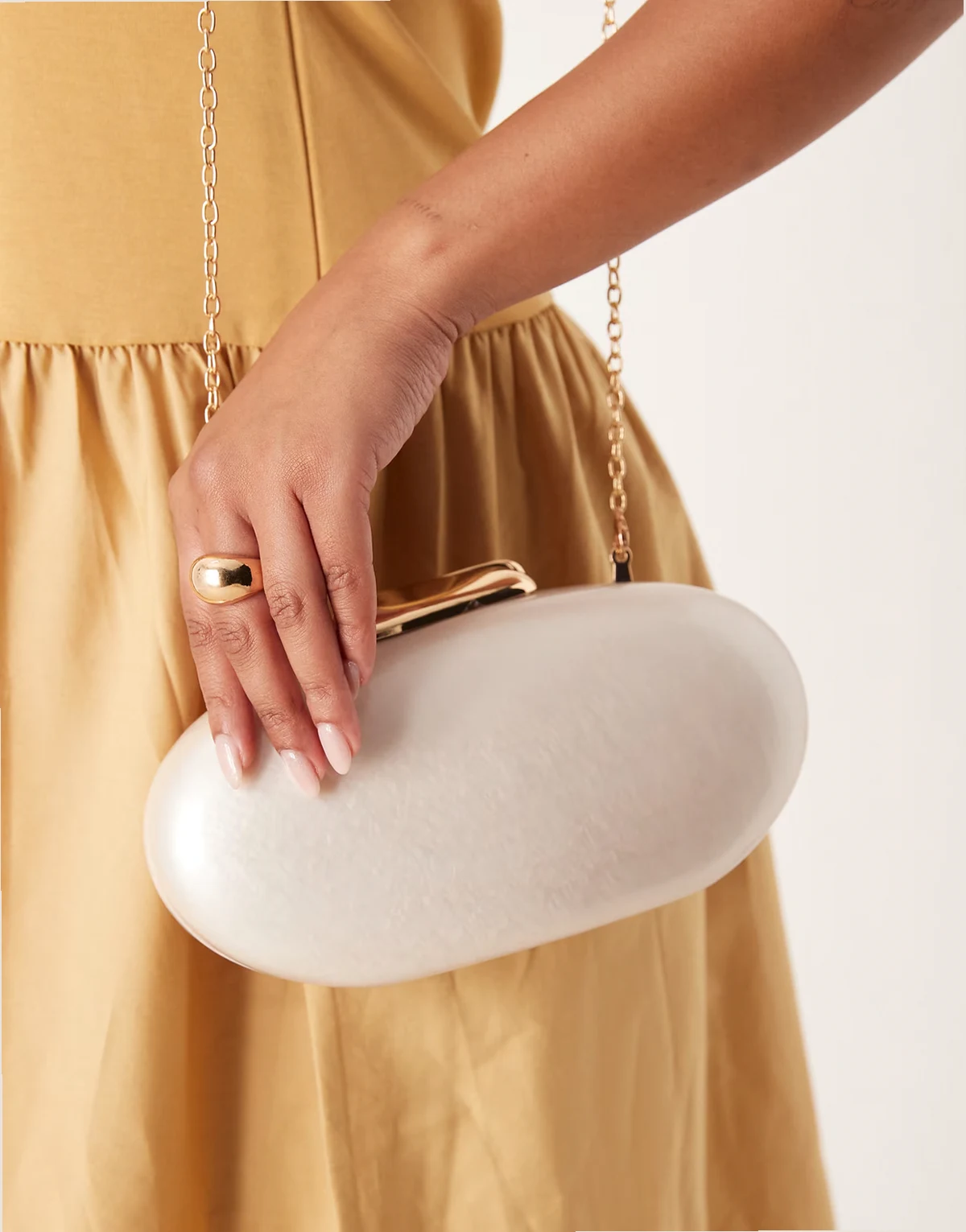 – Clutch mit Kunstharz-Optik in Weiß