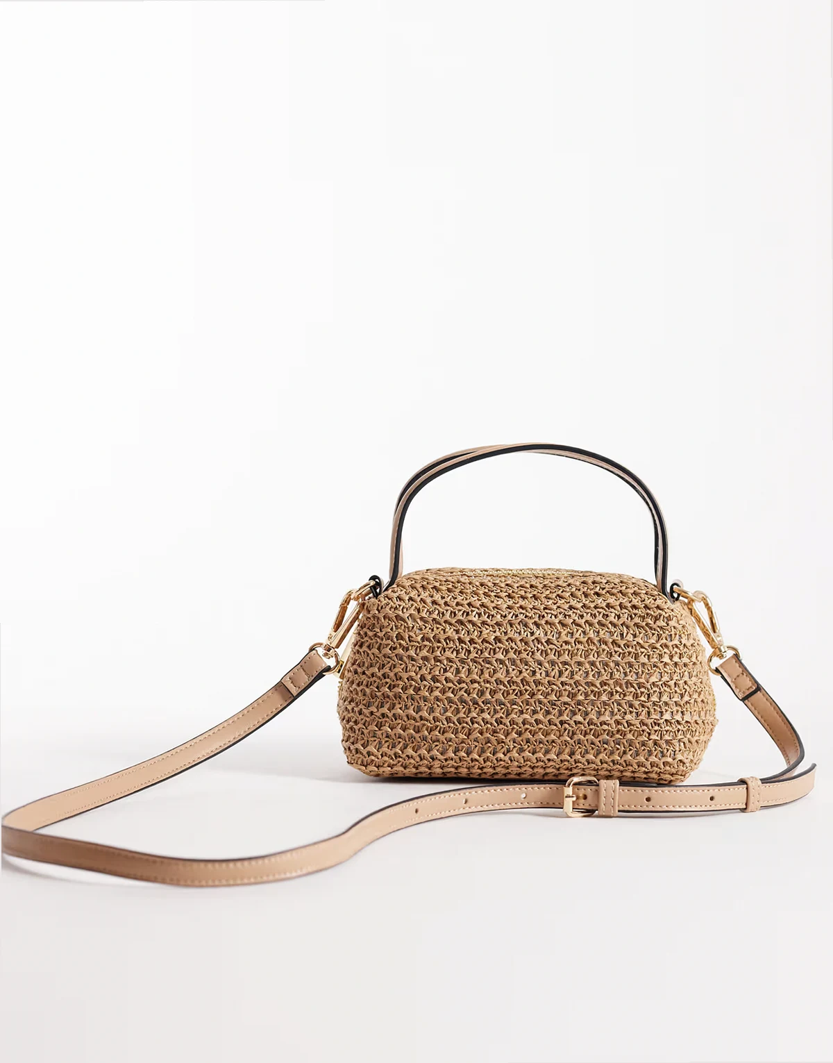 – Mała kopertówka w naturalnym kolorze z odpinanym paskiem crossbody