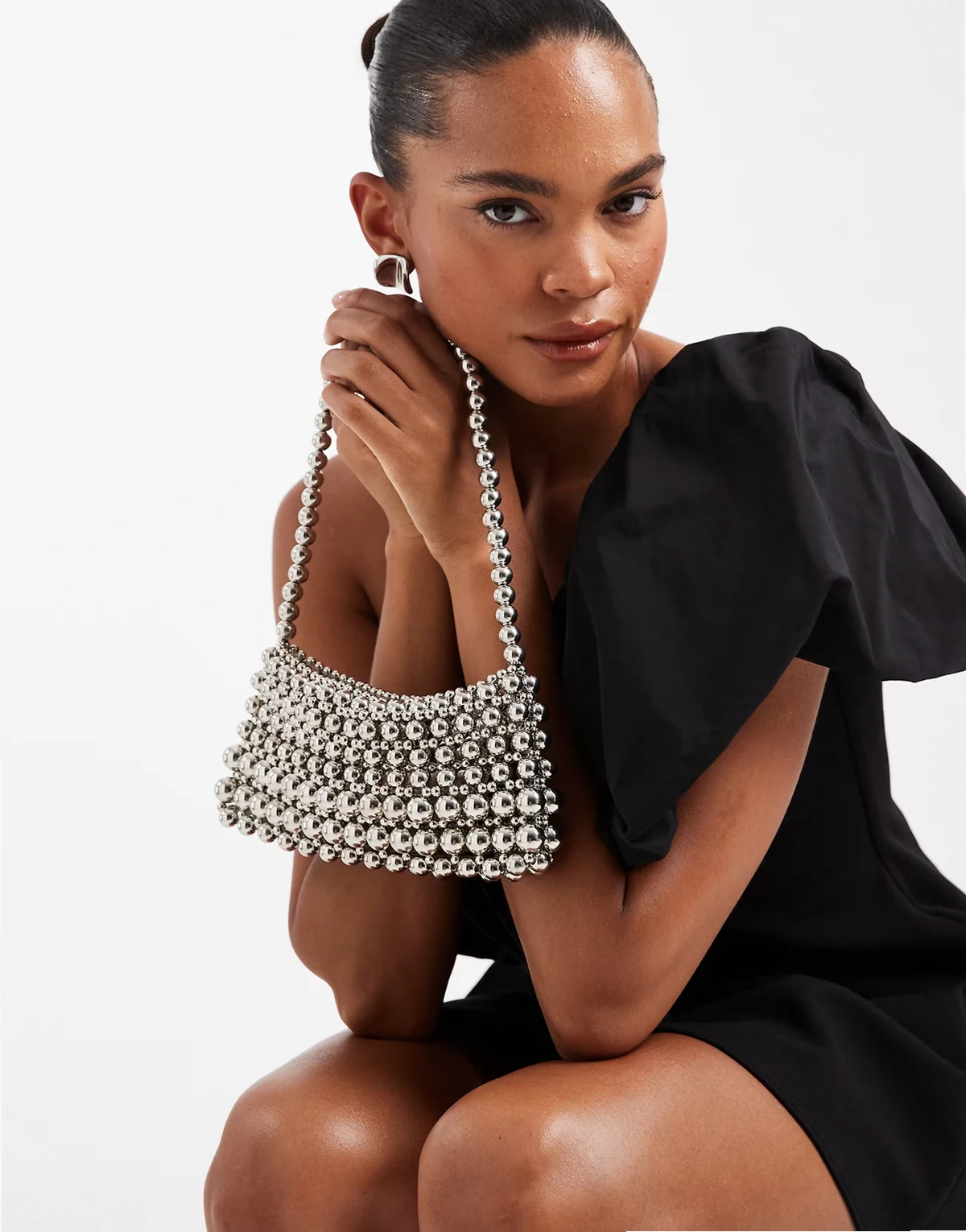 – Kopertówka z metalowych korali w kolorze srebrnym