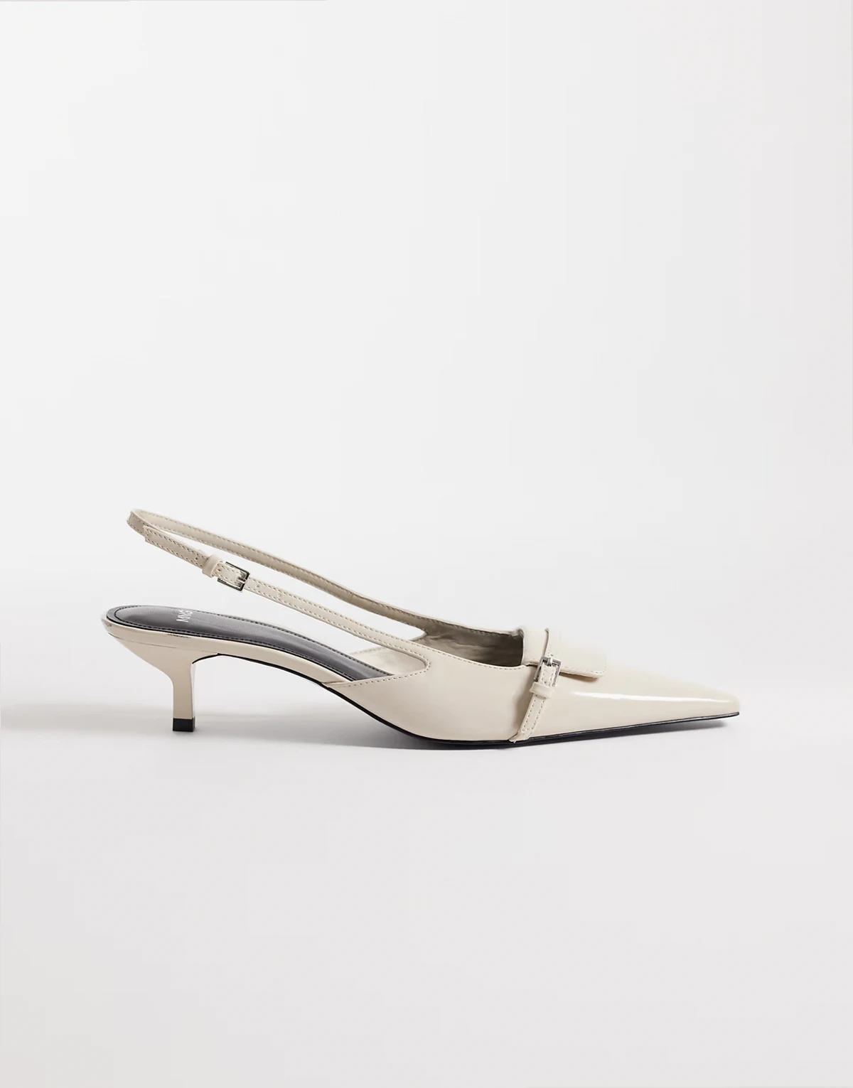 – Slingback-Schuhe in Hellbeige mit Schnallendetail und Kitten-Absatz