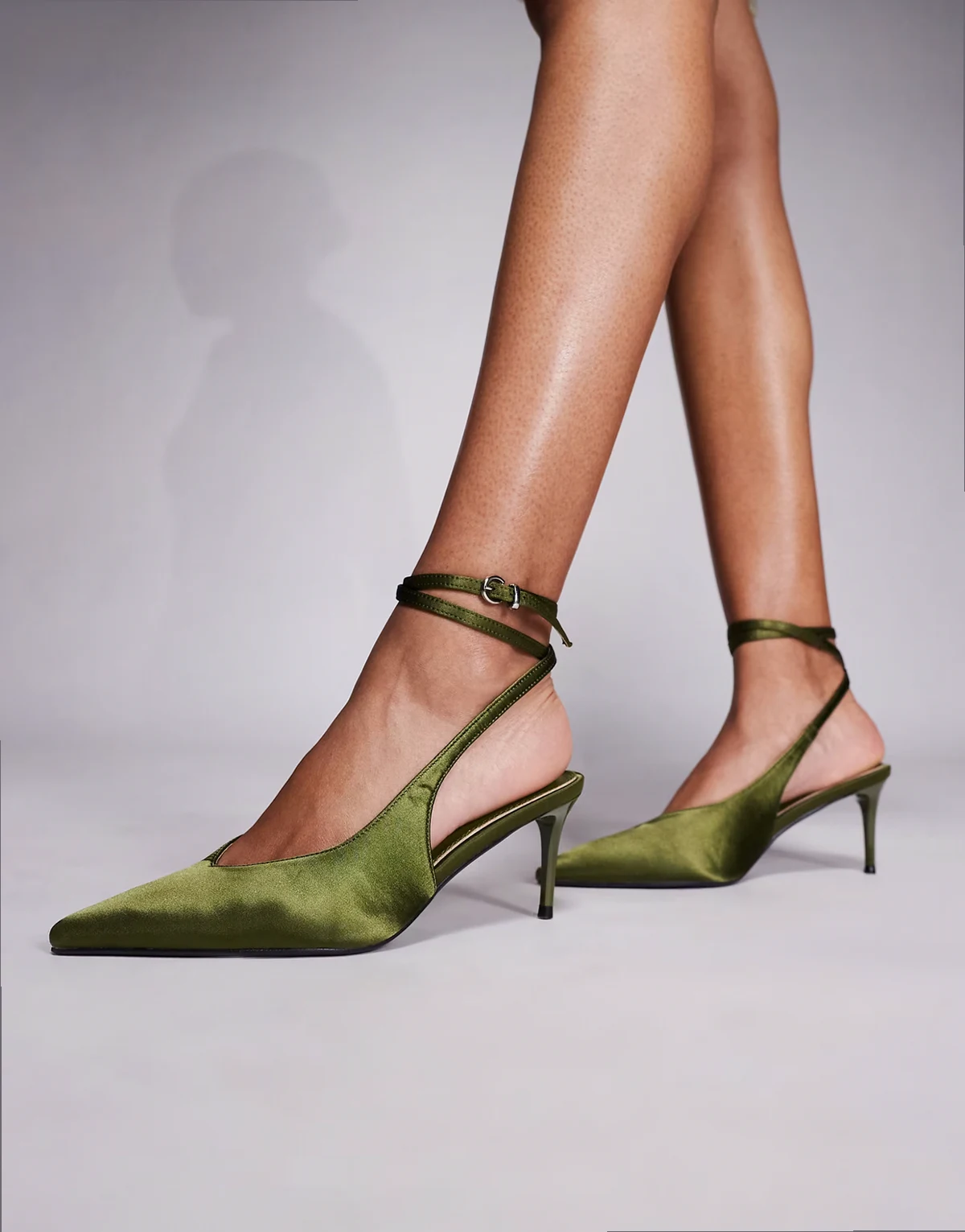 SIMMI London – Sonika – Oliwkowe satynowe czółenka na obcasach z wiązaniem na kostce