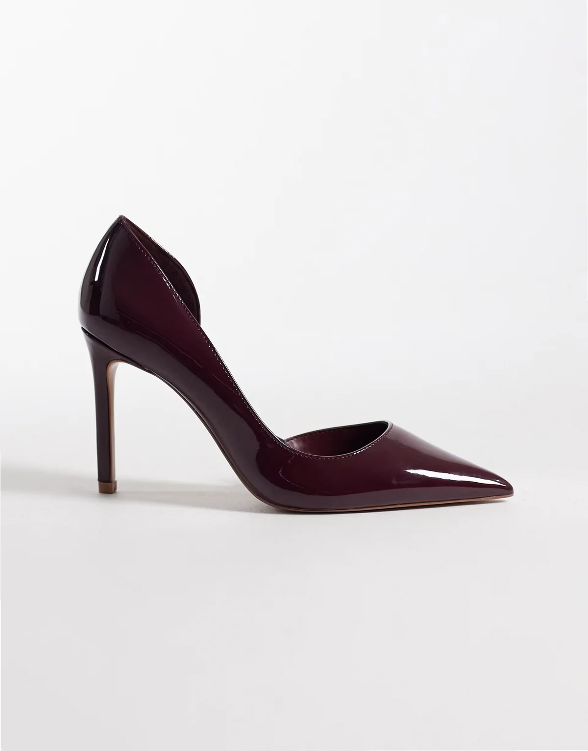 – Klassische, spitze Pumps in Kirschrot