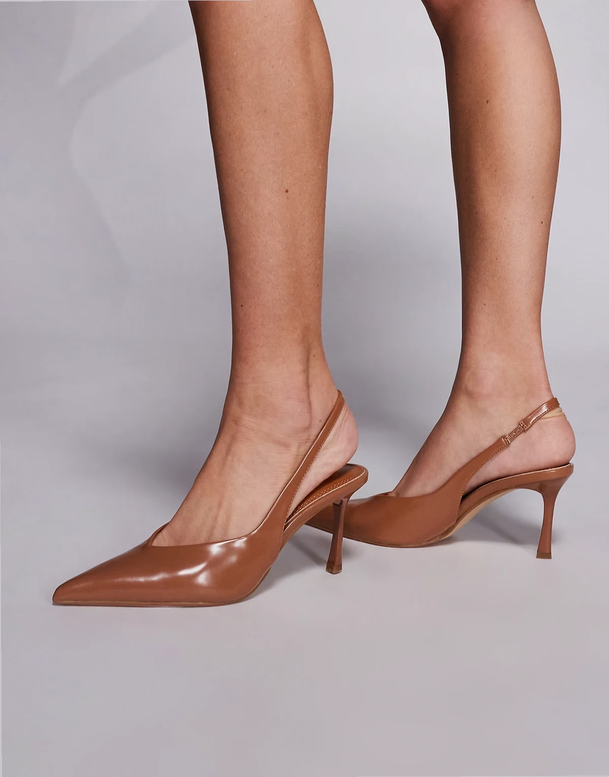 Simmi London – Laylin – Lakierowane camelowe buty na obcasie z paskiem za piętą