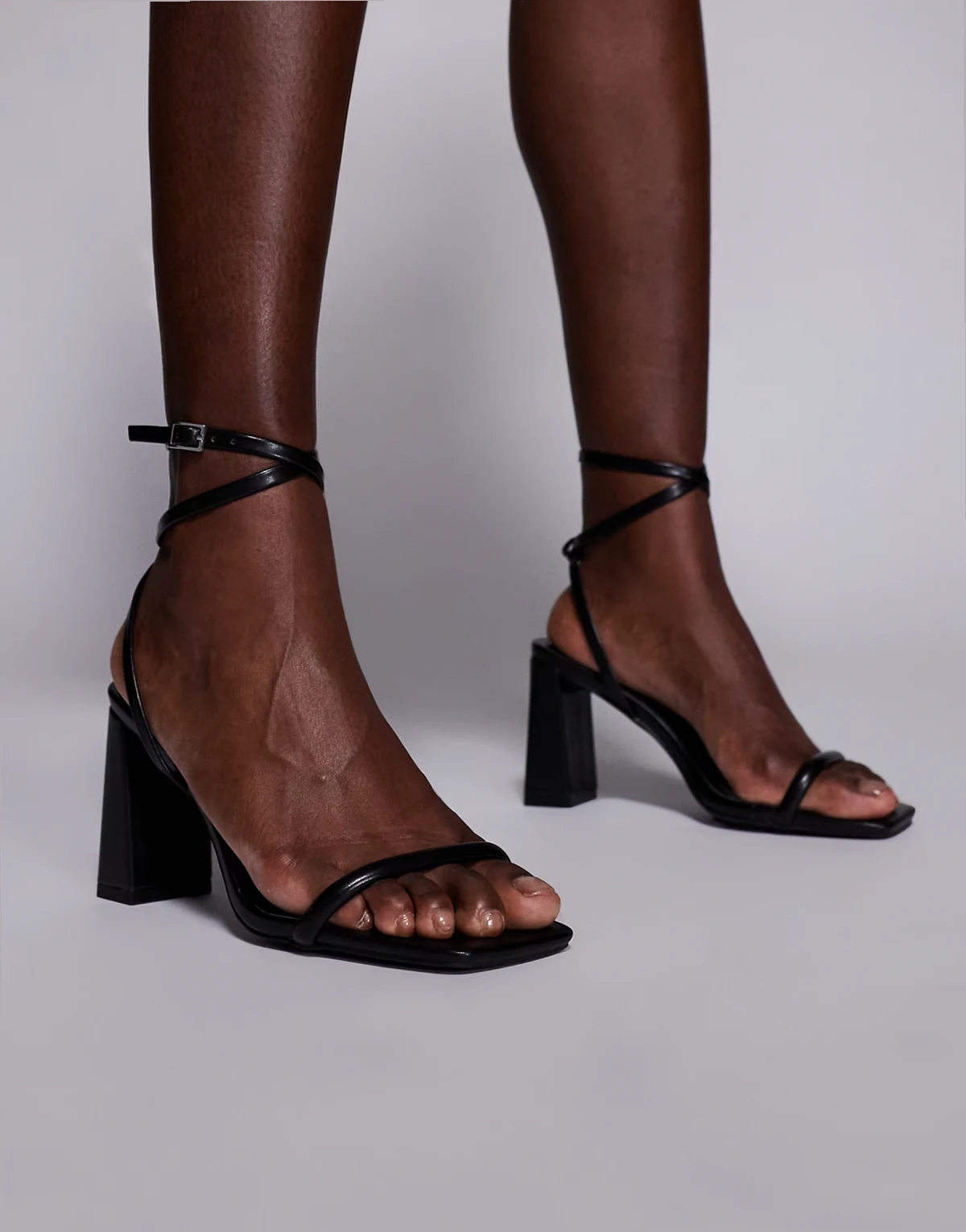 Simmi London – Citra – Czarne sandały na obcasie klockowym
