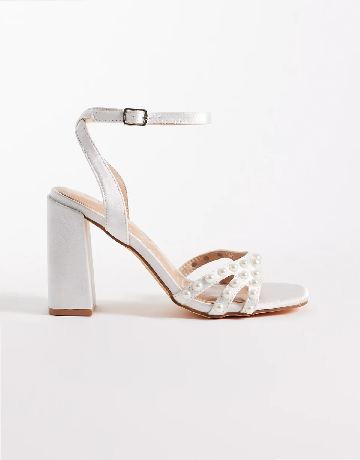 – Clark – Białe satynowe sandały na obcasie klockowym zdobione perełkami