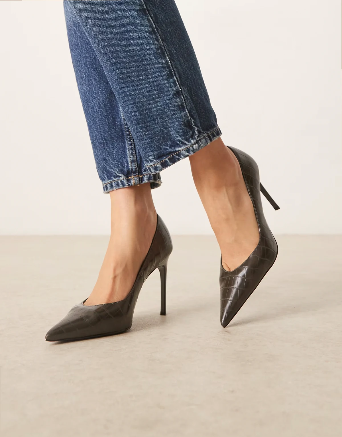 – Pumps in Kroko-Grau