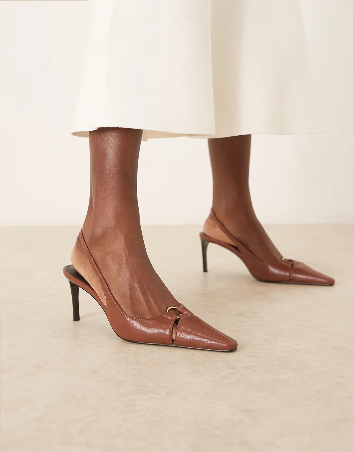 – Pumps in Braun mit Fersenriemen und goldfarbenem Ring-Detail