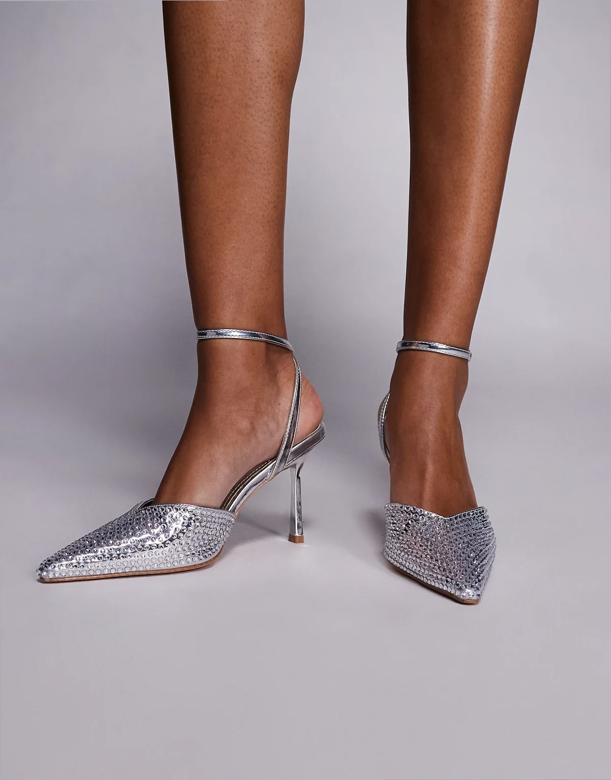 SIMMI London – Cherie – Zdobione buty na obcasie w lustrzanym srebrnym kolorze wiązane na kostce