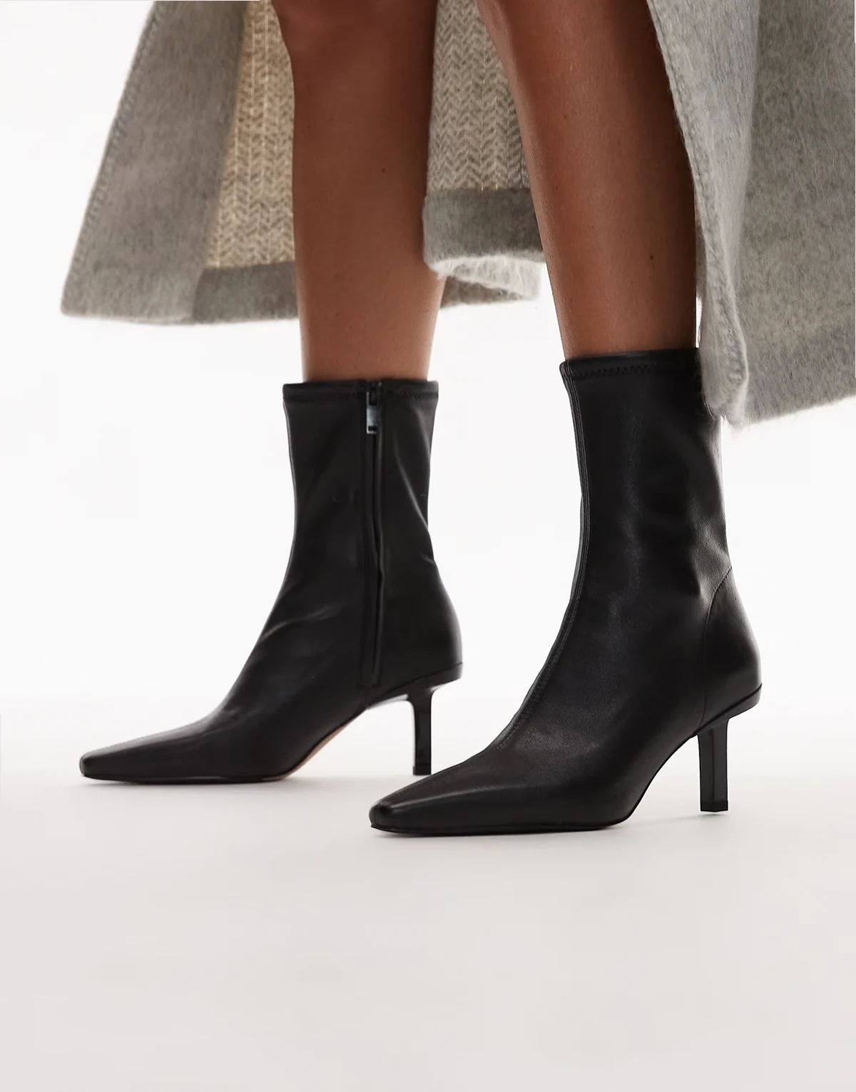 – Ankle-Boots aus Leder in Schwarz mit spitzer Zehenpartie und Absatz