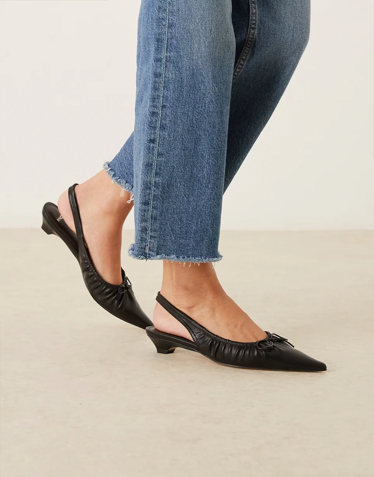– Slingback-Schuh in Schwarz mit niedrigem Absatz und Schleifendetail