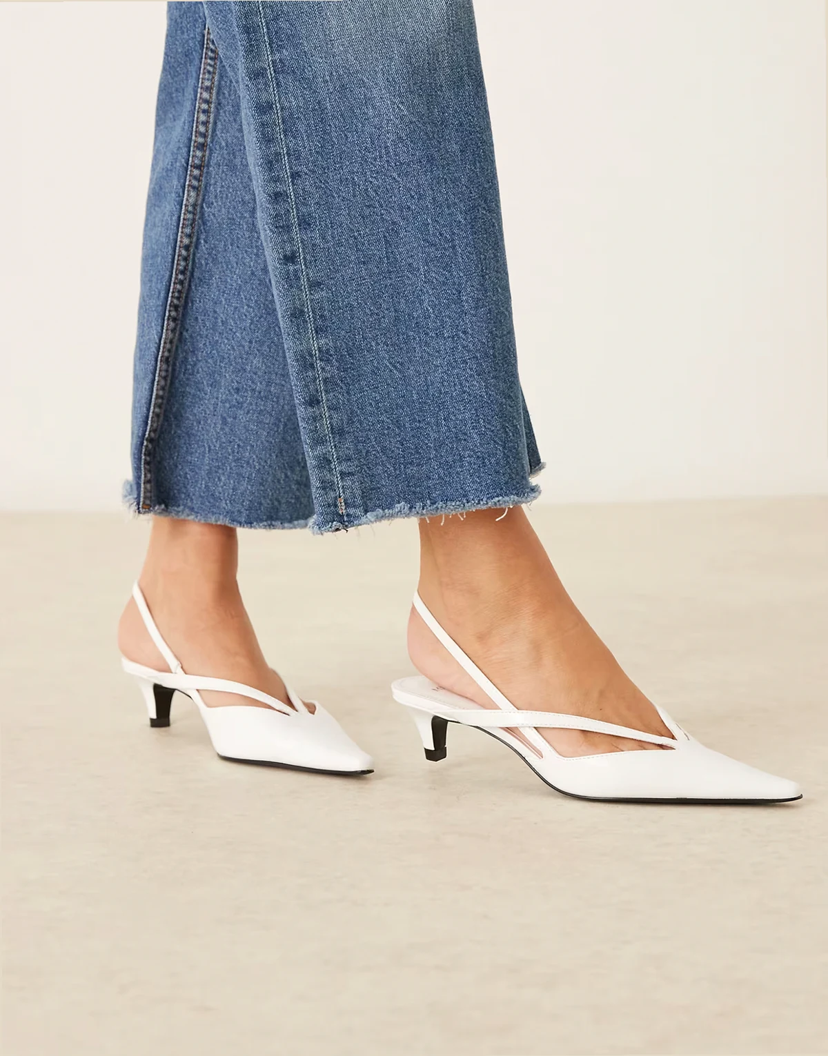 – Spitzer Slingback-Schuh in Weiß mit niedrigem Absatz und Riemchen-Design