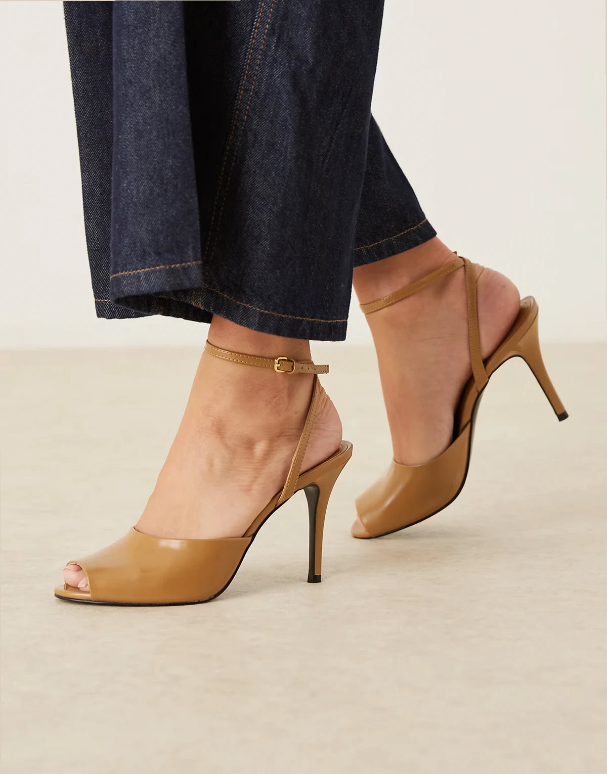– Absatz-Schuh in Khaki aus Kunstleder mit Peeptoe