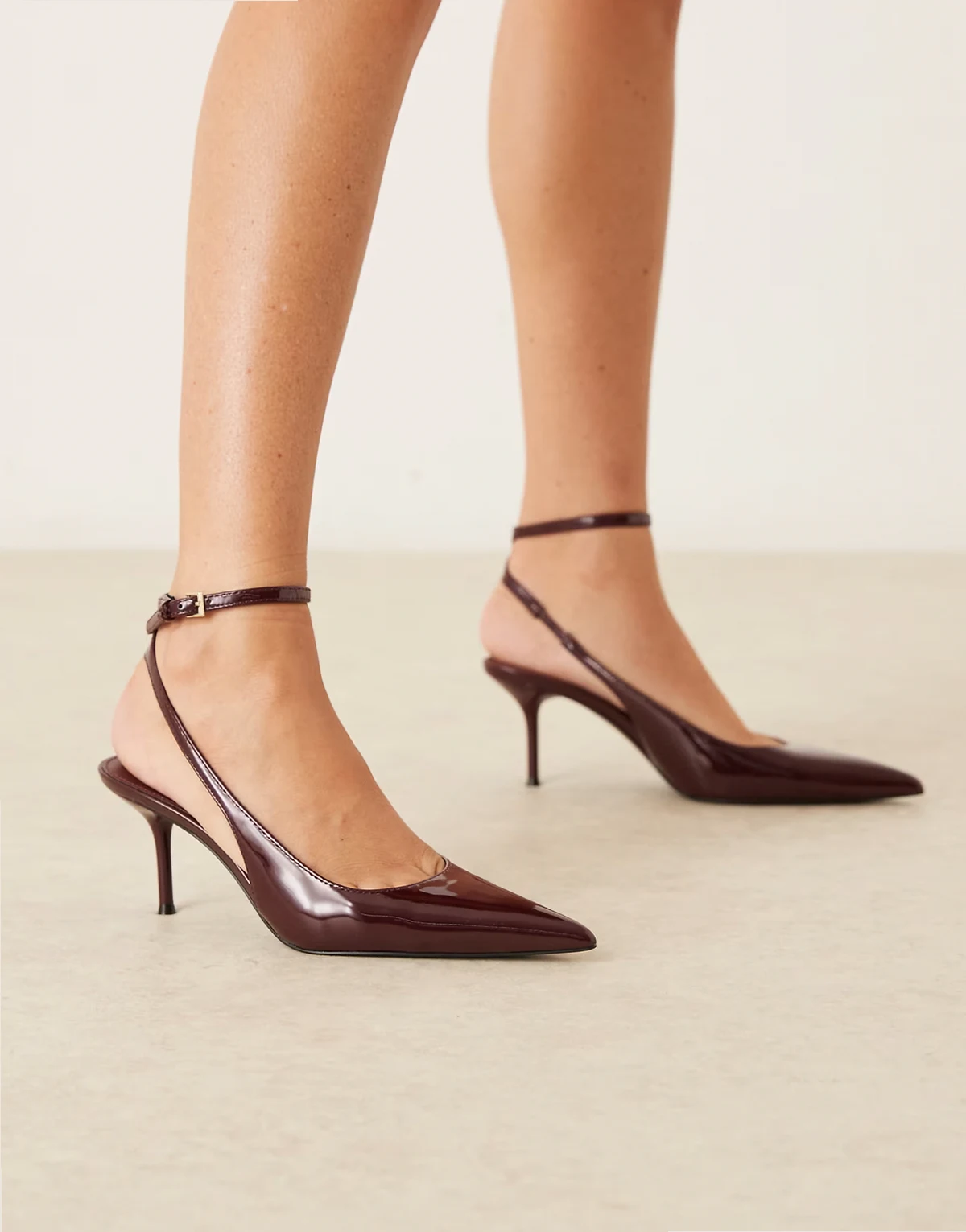 – Spitze Slingback-Schuhe aus Kunstleder in Kirschrot mit Absatz und Knöchelriemen