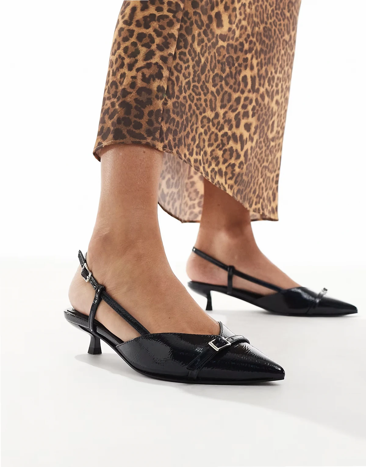 – Sybill – Lakierowane granatowe buty na obcasach kaczuszkach z paskiem za piętą