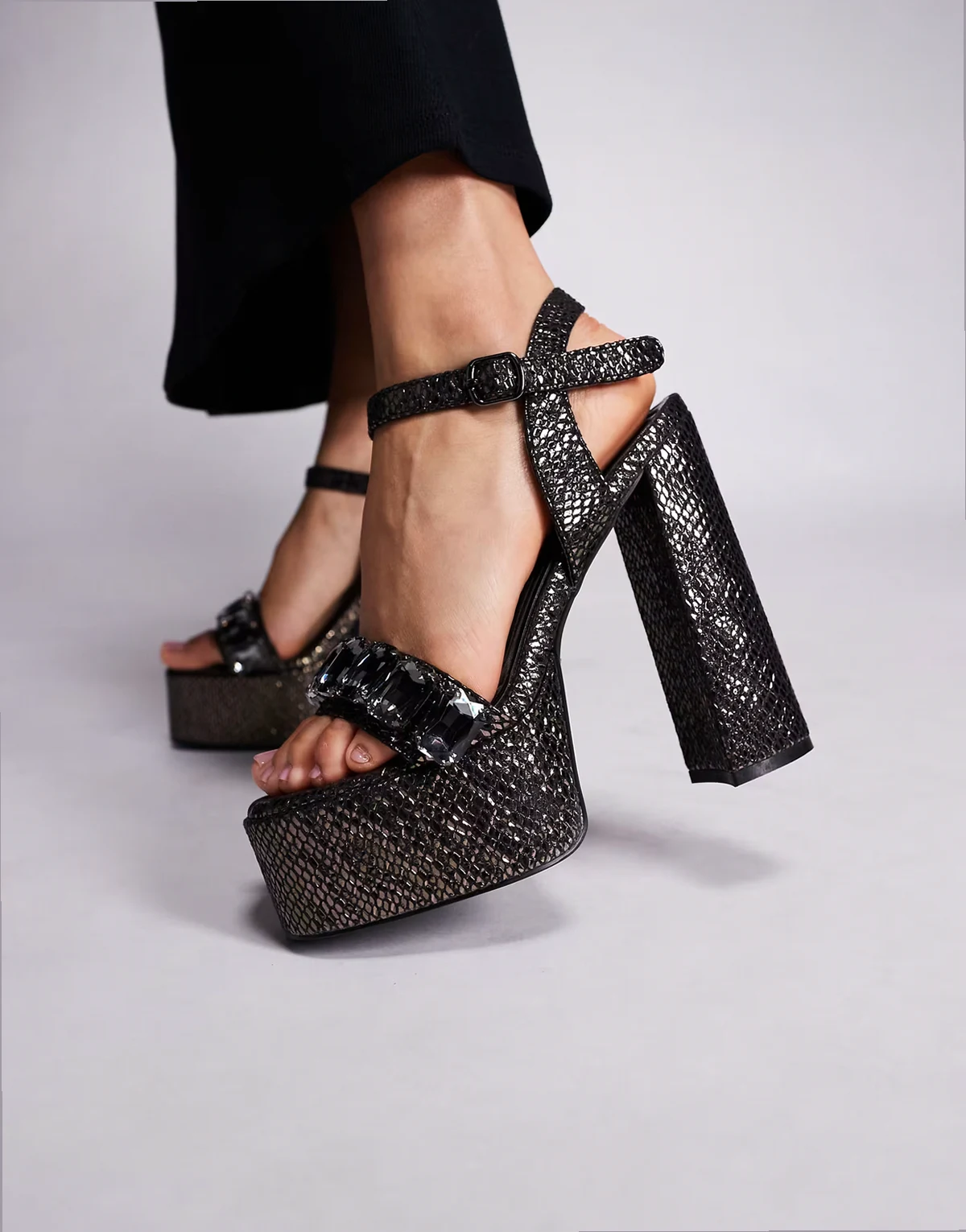 – Kamilla – Absatzschuhe in Schwarz mit breiter Plateausohle und Verzierung