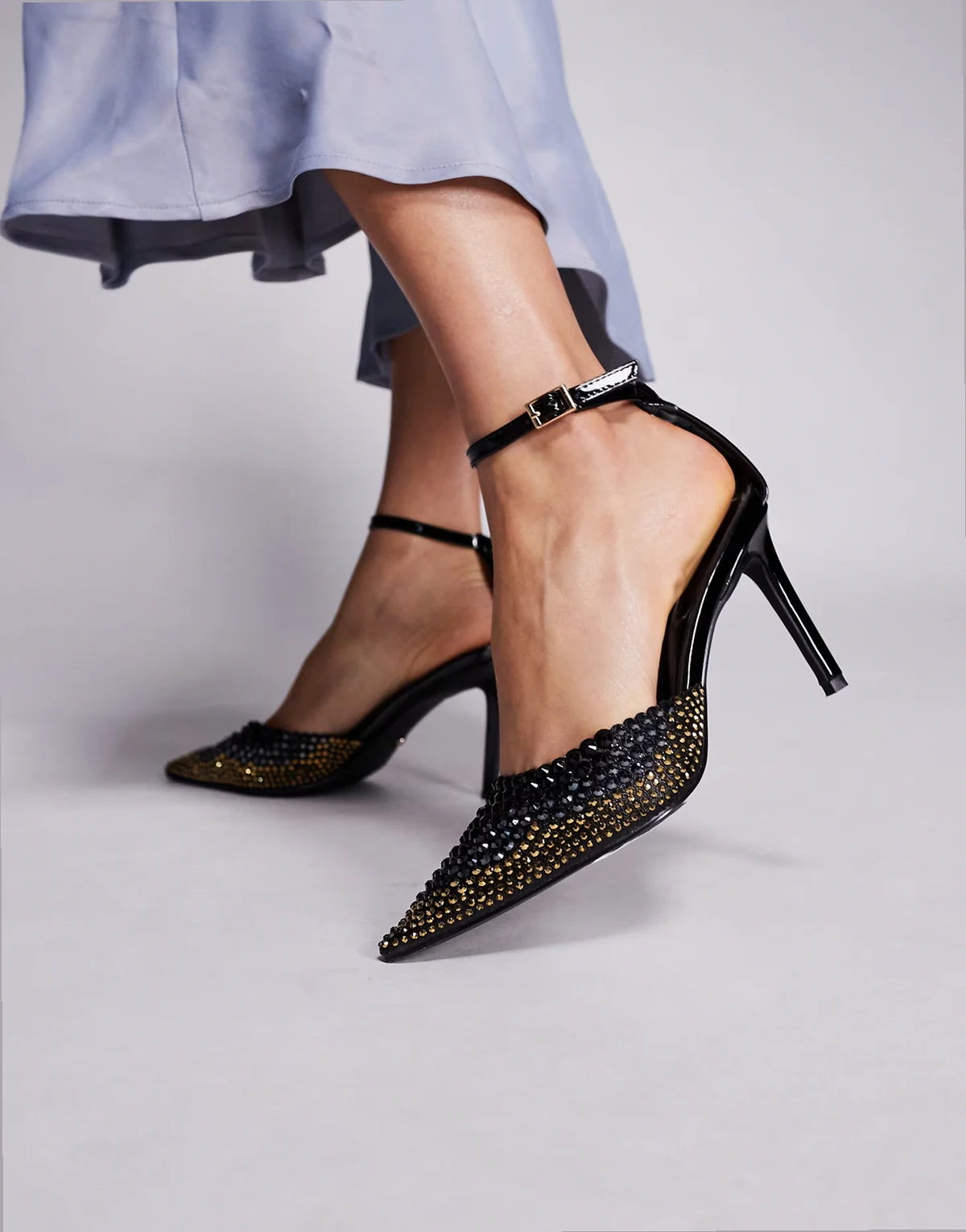 – Julippe – High Heels in Schwarz mit Fersenriemchen und Verzierung