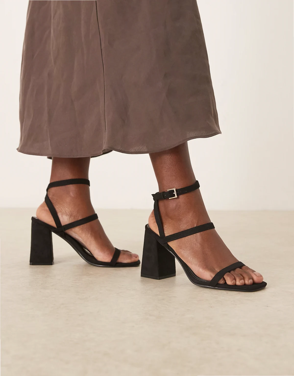 – Jeeya – Sandalen aus Wildleder in Schwarz mit Blockabsatz, weite Passform