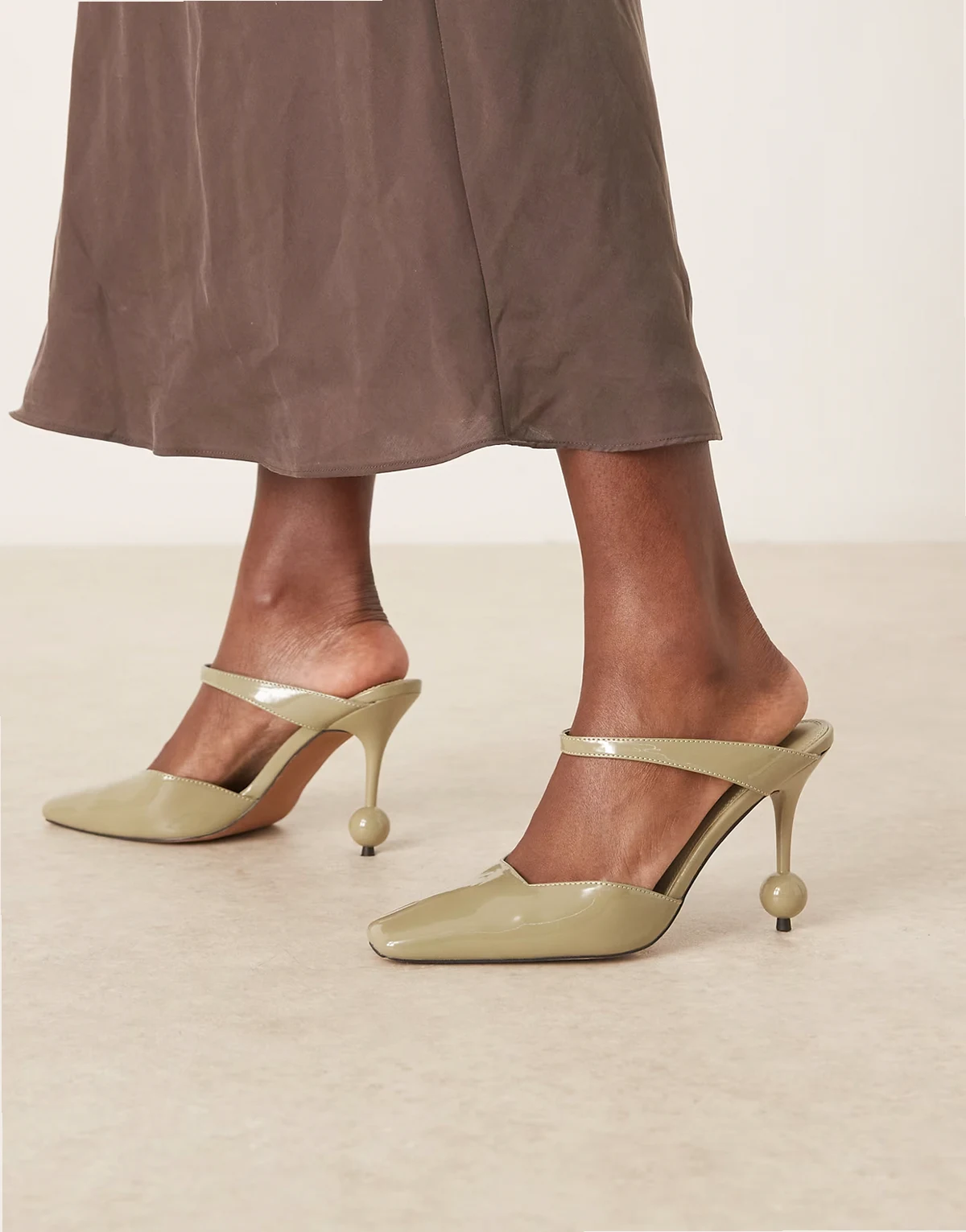 – Pearl – High Heels in Salbeigrün mit eckiger Zehenpartie und Kugelabsatz