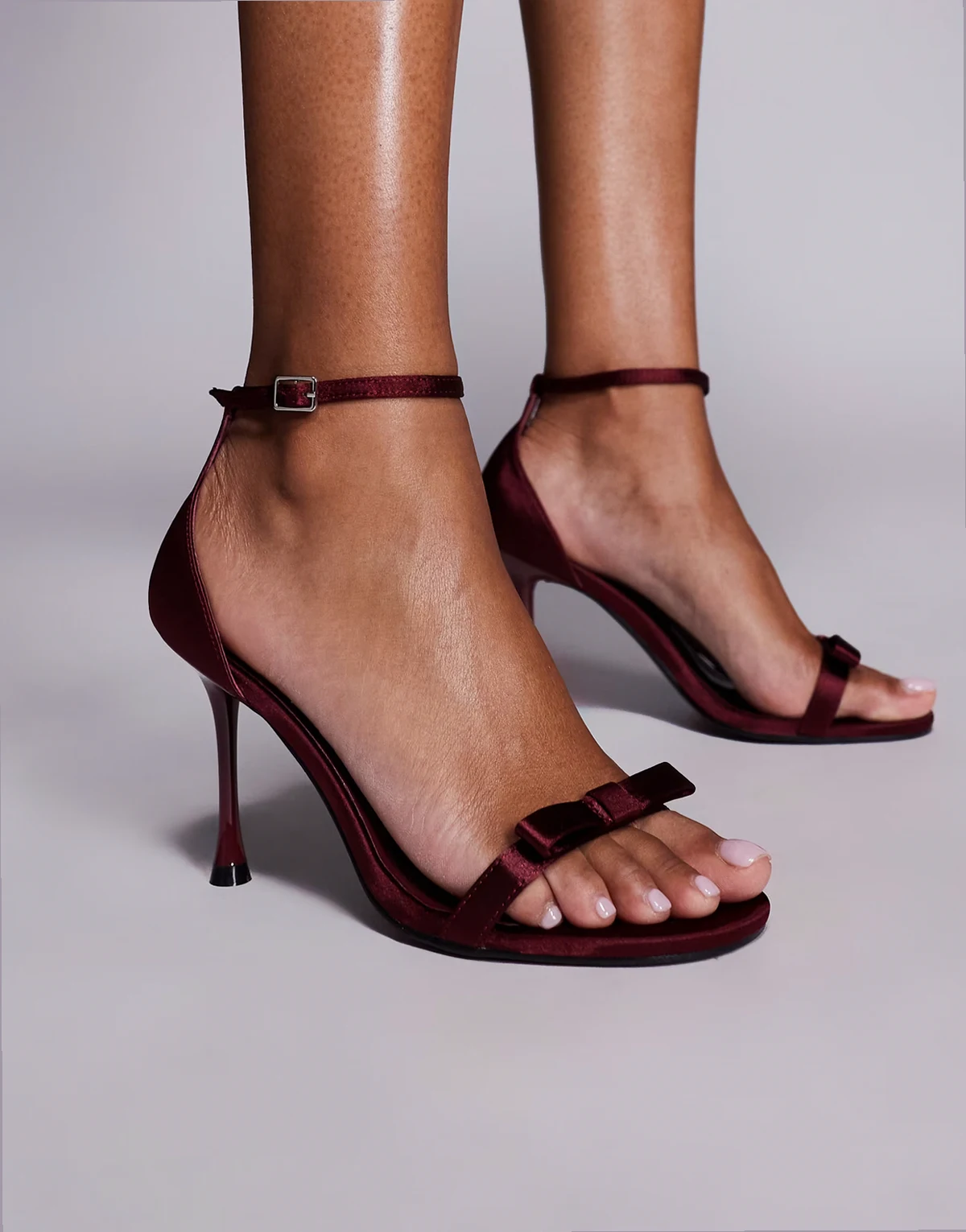 – Novie – Bordowe sandały na obcasie z kokardką