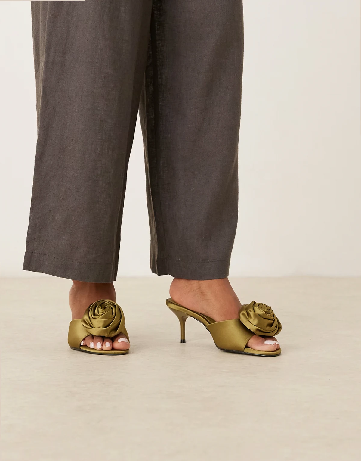 – Hush – Mules aus Satin in Olivgrün mit Ansteckblume und mittelhohem Absatz