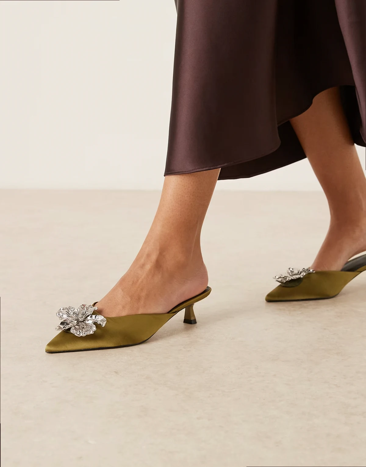 – Savvy – Satin-Mules in Olivgrün mit mittelhohem Absatz und Blumendetail