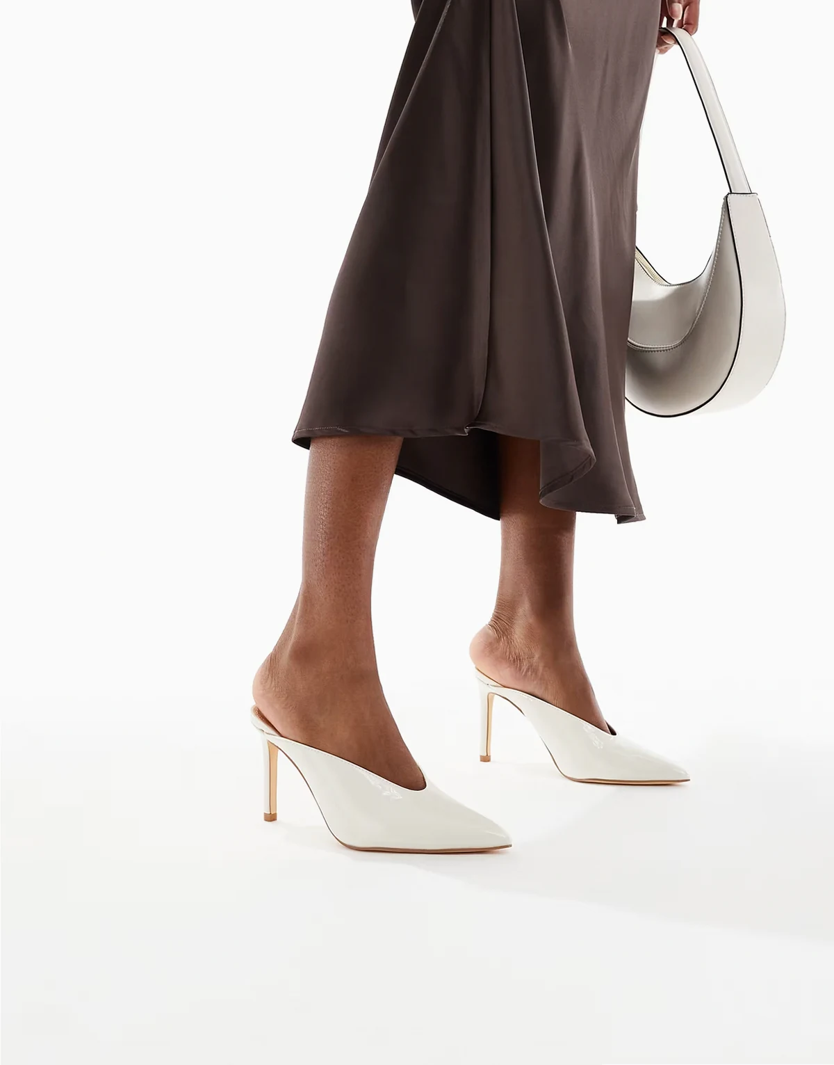 – Petunia – Mules in cremeweißer Lackoptik mit hohem Vorderblatt und Absatz