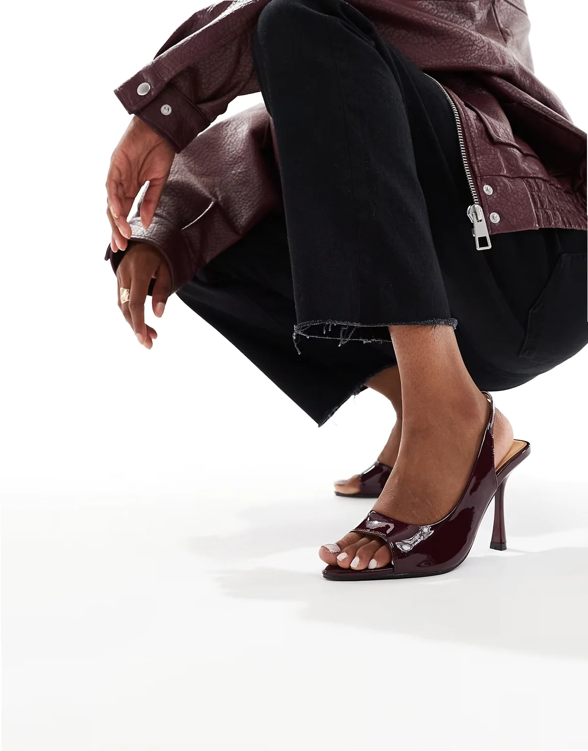 – Mokka – Ciemnoczerwone buty na wysokim obcasie z paskami za piętą i noskami peep toe