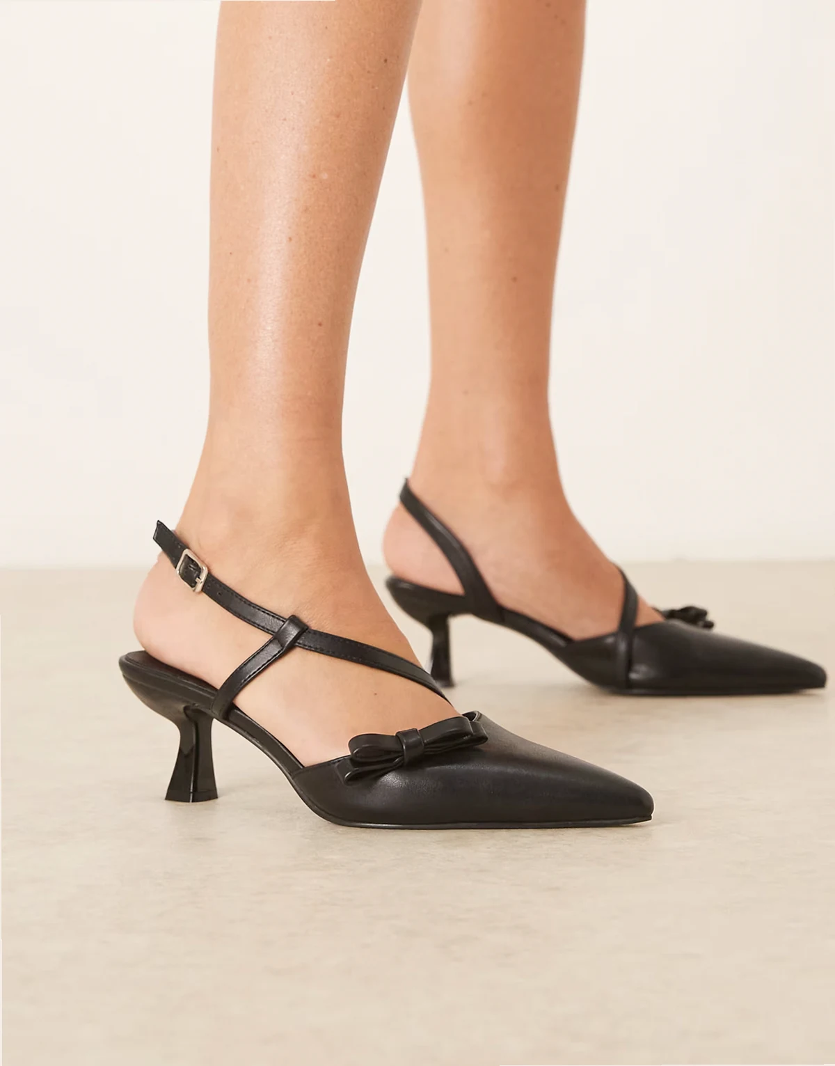 – Schuhe in Schwarz mit Fersenriemchen, Kitten-Absatz und Schleife, weite Passform