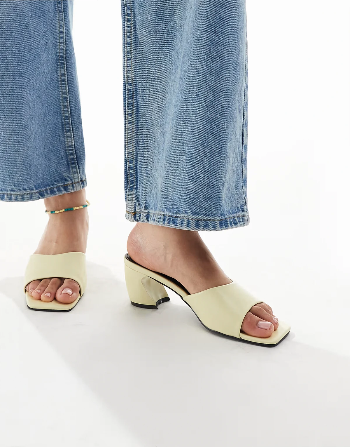 – Saanvi – Mules in Buttergelb mit Blockabsatz