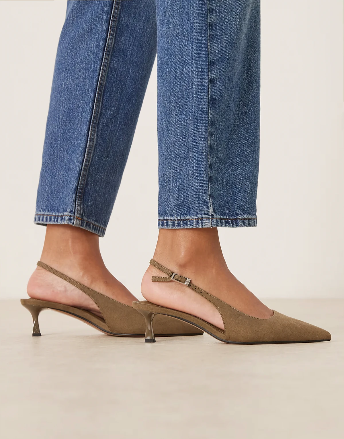 Wide Fit – Skip – Zamszowe oliwkowe buty na obcasie-kaczuszce z paskami za piętą