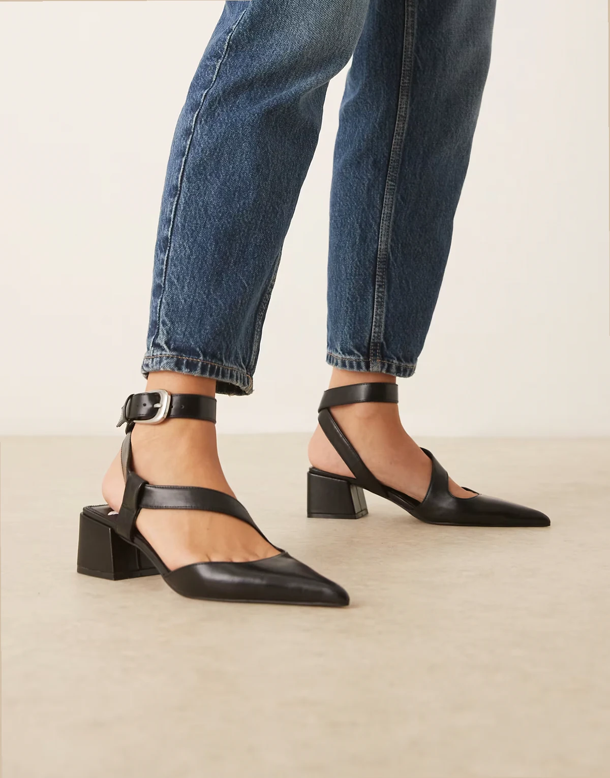 – Skye – Schuhe in Schwarz mit mittelhohem Blockabsatz und asymmetrischen Riemen