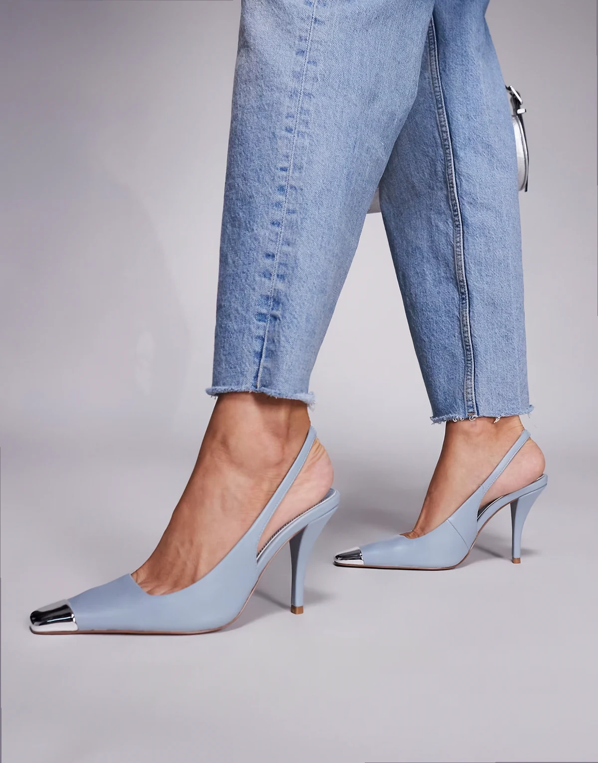 – Proud – Pumps in Blassblau mit Fersenriemen und Zehenkappe