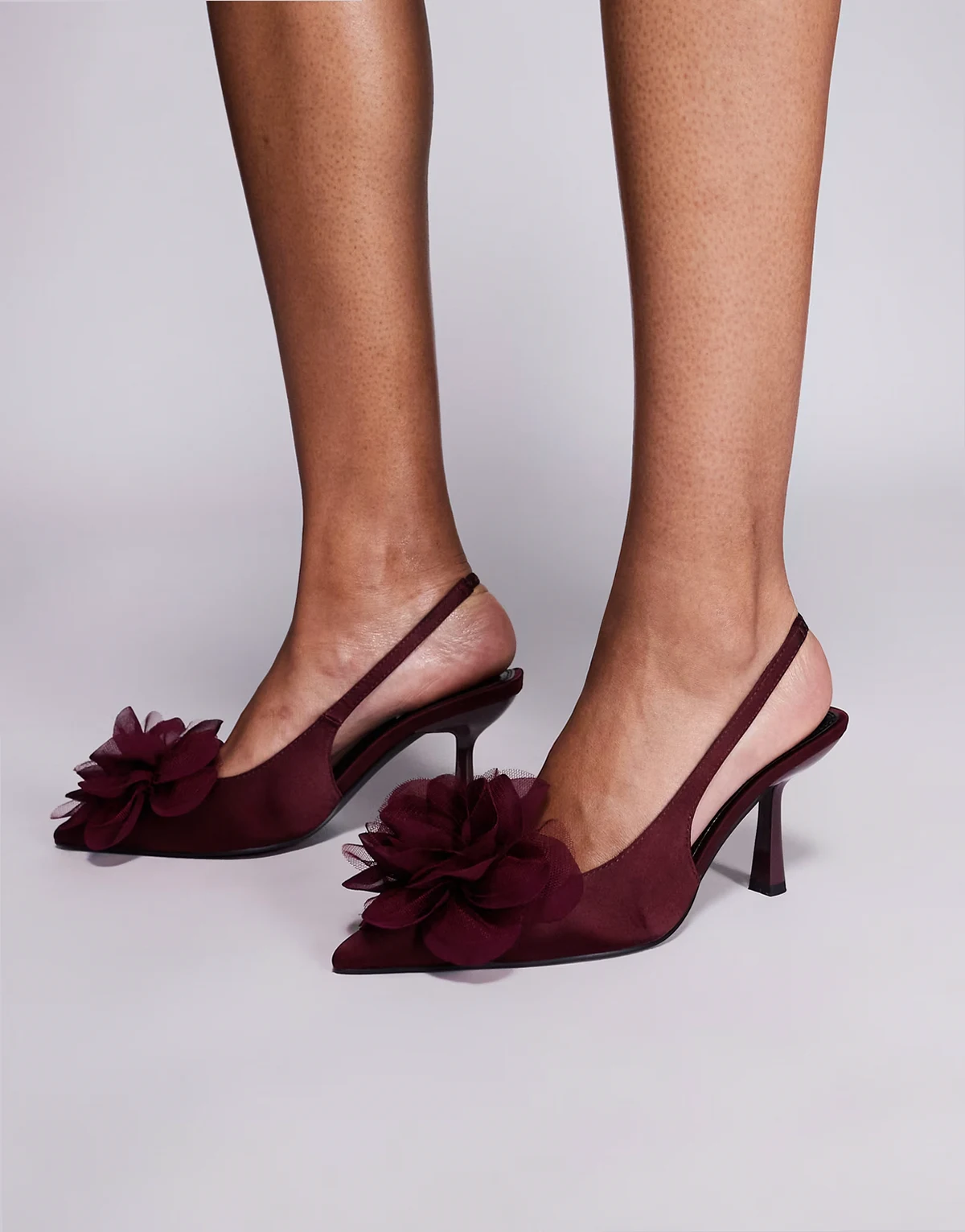 – Sunrise – Schuhe in Burgunderrot mit Ansteckblumen-Detail, Fersenriemen und mittelhohem Absatz