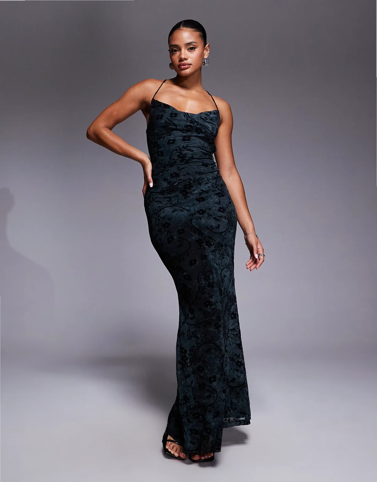 – Giorgiana – Camisole-Maxikleid aus Netzstoff in Grün mit schwarzem Blumenmuster und Wasserfallausschnitt
