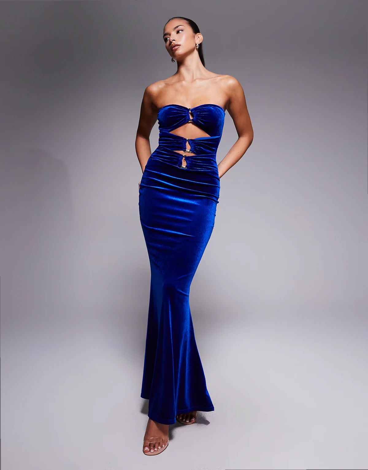 Exclusive – Aksamitna granatowa sukienka maxi bodycon typu rybka z dekoltem bandeau i wycięciami z metalowymi złotymi ozdobami