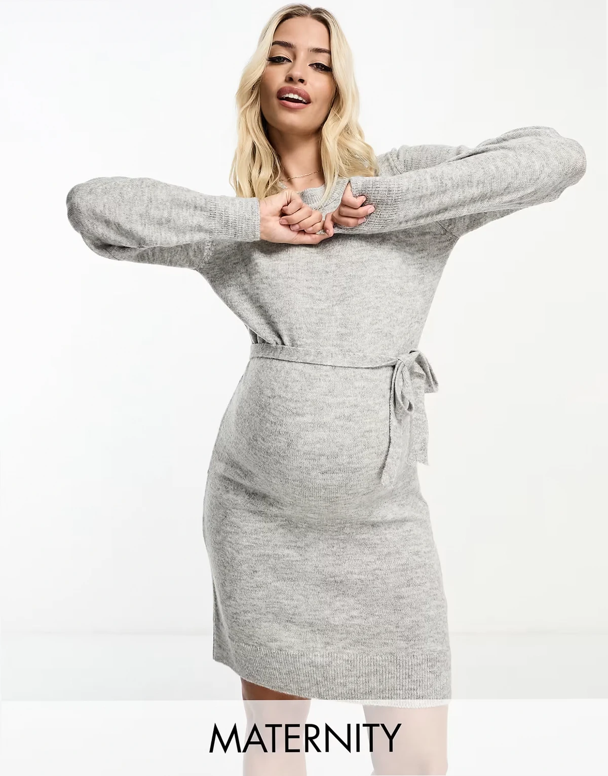 Mamalicious Maternity – Midi-Strickkleid in Grau mit Bindegürtel, Umstandsmode