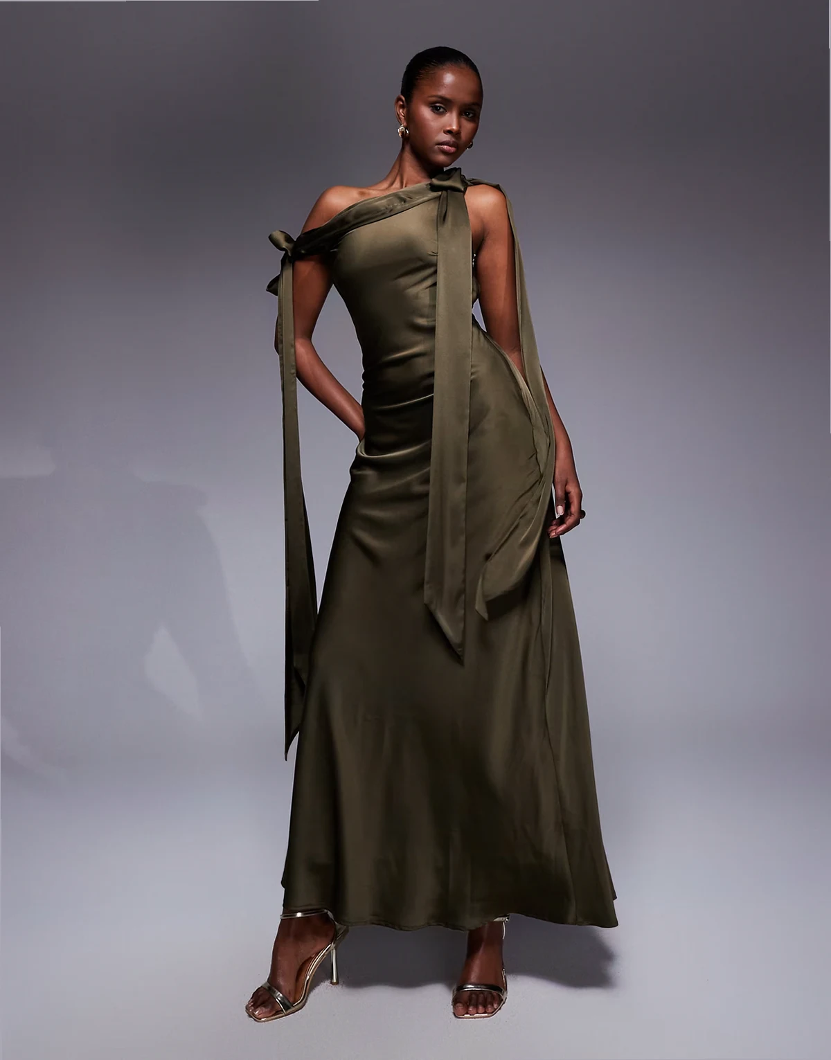 ASOS DESIGN – Oliwkowa satynowa sukienka maxi z opadającym ramieniem i wiązaniami
