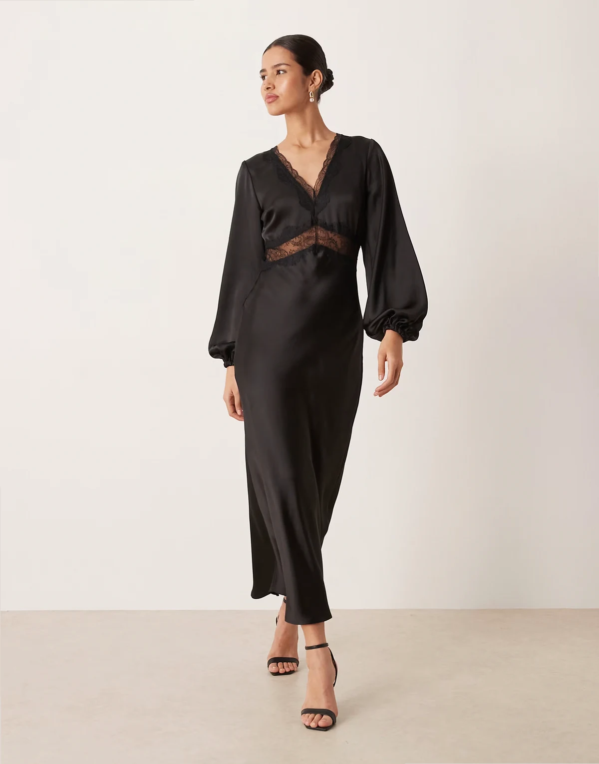 – Satin-Maxikleid in Schwarz mit V-Ausschnitt, voluminösen Ärmeln und Spitzenverzierung