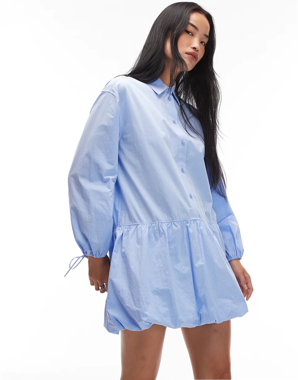 – Ballon-Hemdkleid in Hellblau mit asymmetrischem Saum
