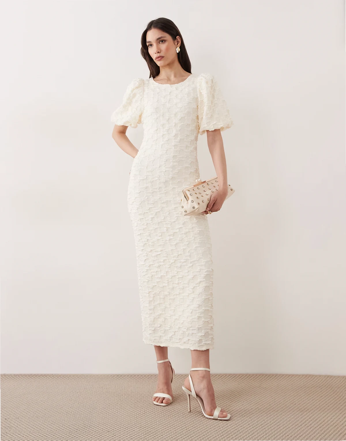 – Strukturiertes Maxikleid in Gardenia-Weiß mit voluminösen Ärmeln