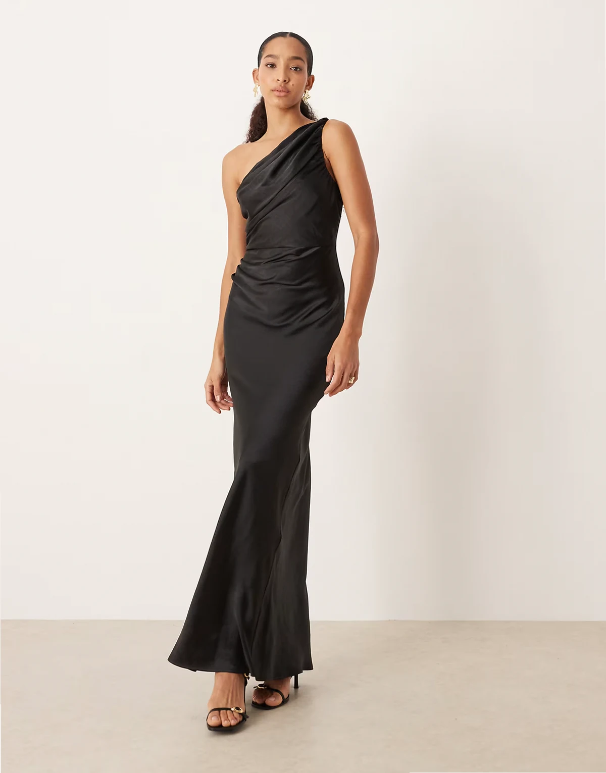 Bridesmaids – Juliet – Czarna sukienka maxi na jedno ramię ze zbieranego materiału